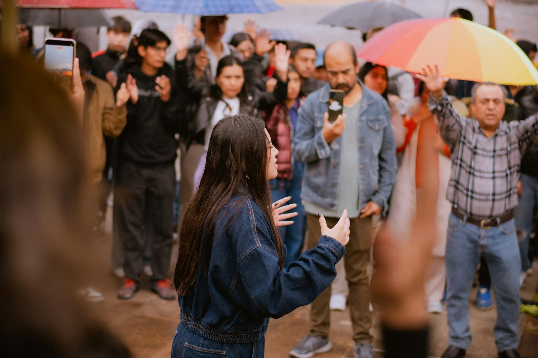 Eine Person meditiert oder entspannt in einer friedlichen Schweizer Naturlandschaft, umgeben von Bergen und Bäumen, symbolisierende mentale Widerstandskraft und Wohlbefinden.