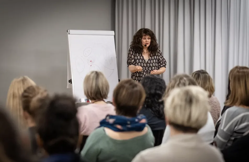 Ankommen im eigenen Rhythmus – Wie Anita Vögeli Frauen ins verkörperte Frausein begleitet