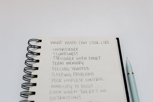 Ein Baum in einer Schweizer Stadt, umgeben von urbaner Architektur, der die Verbindung von Natur und Alltag symbolisiert.