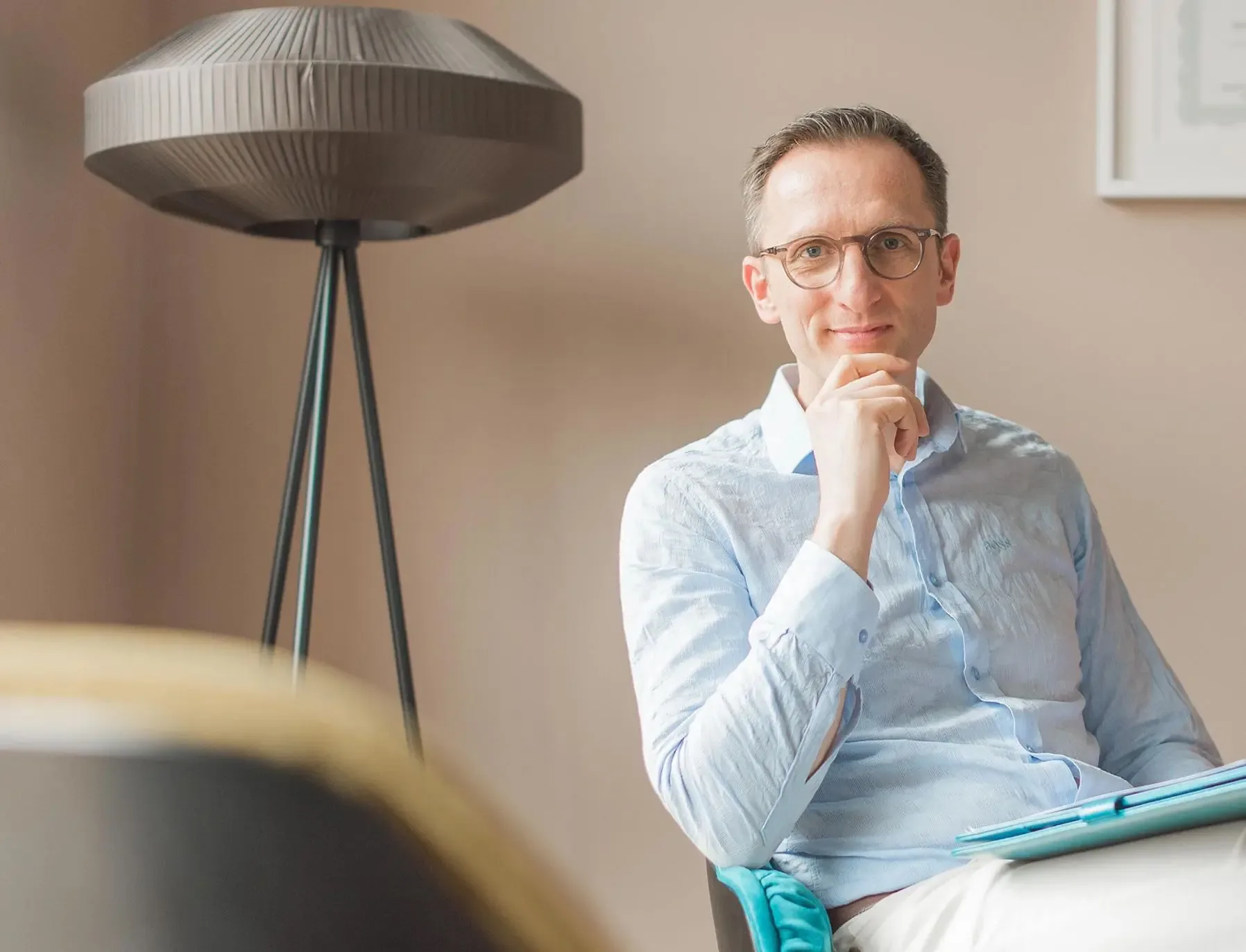 A warm doctor-patient consultation moment at the Mühlematt Praxis, perfectly capturing the human connection and attentive care the article describes.