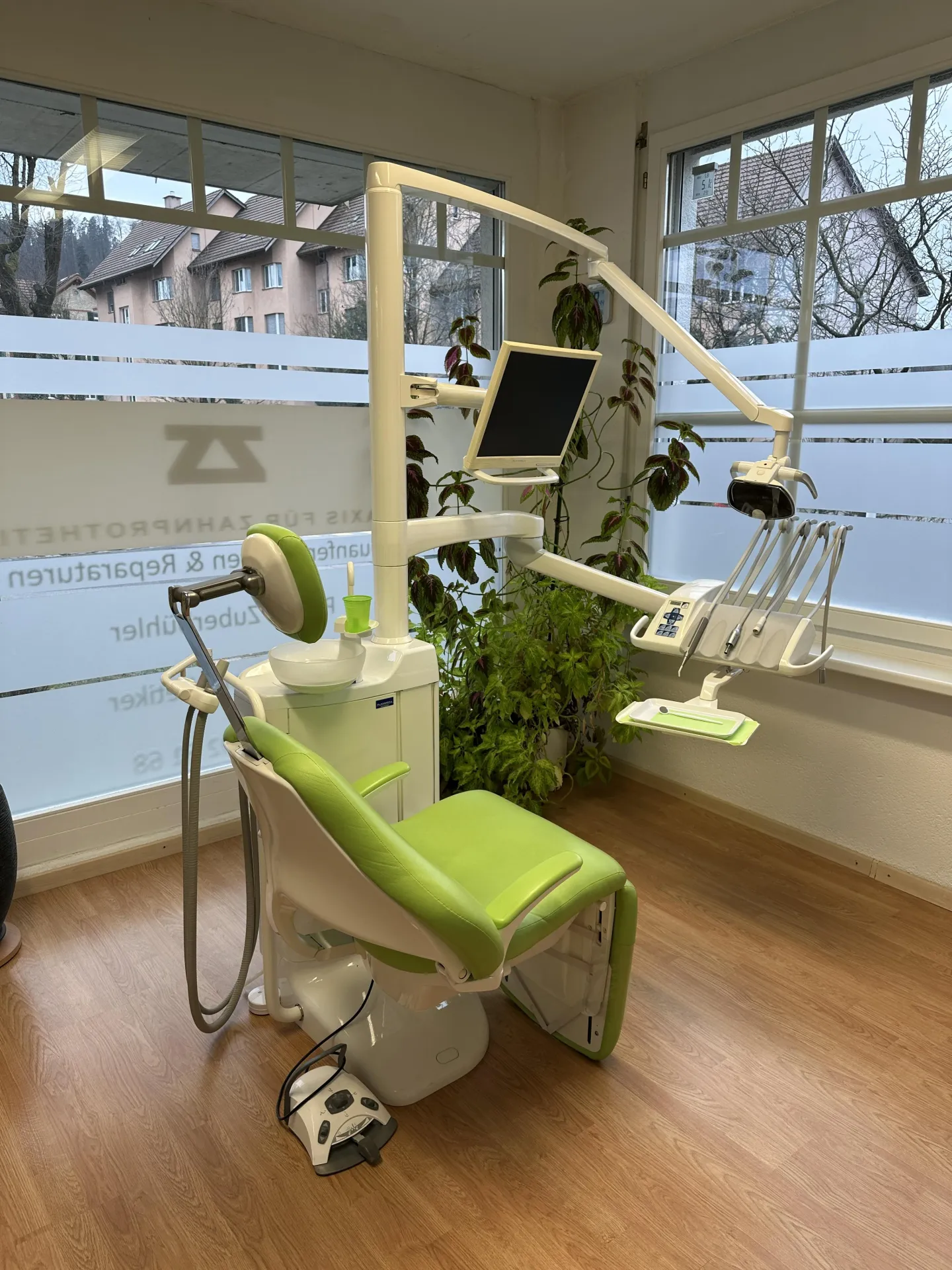 Actual treatment chair and equipment in Zuberbühler's Winterthur practice, giving readers an authentic look at the real clinic space.