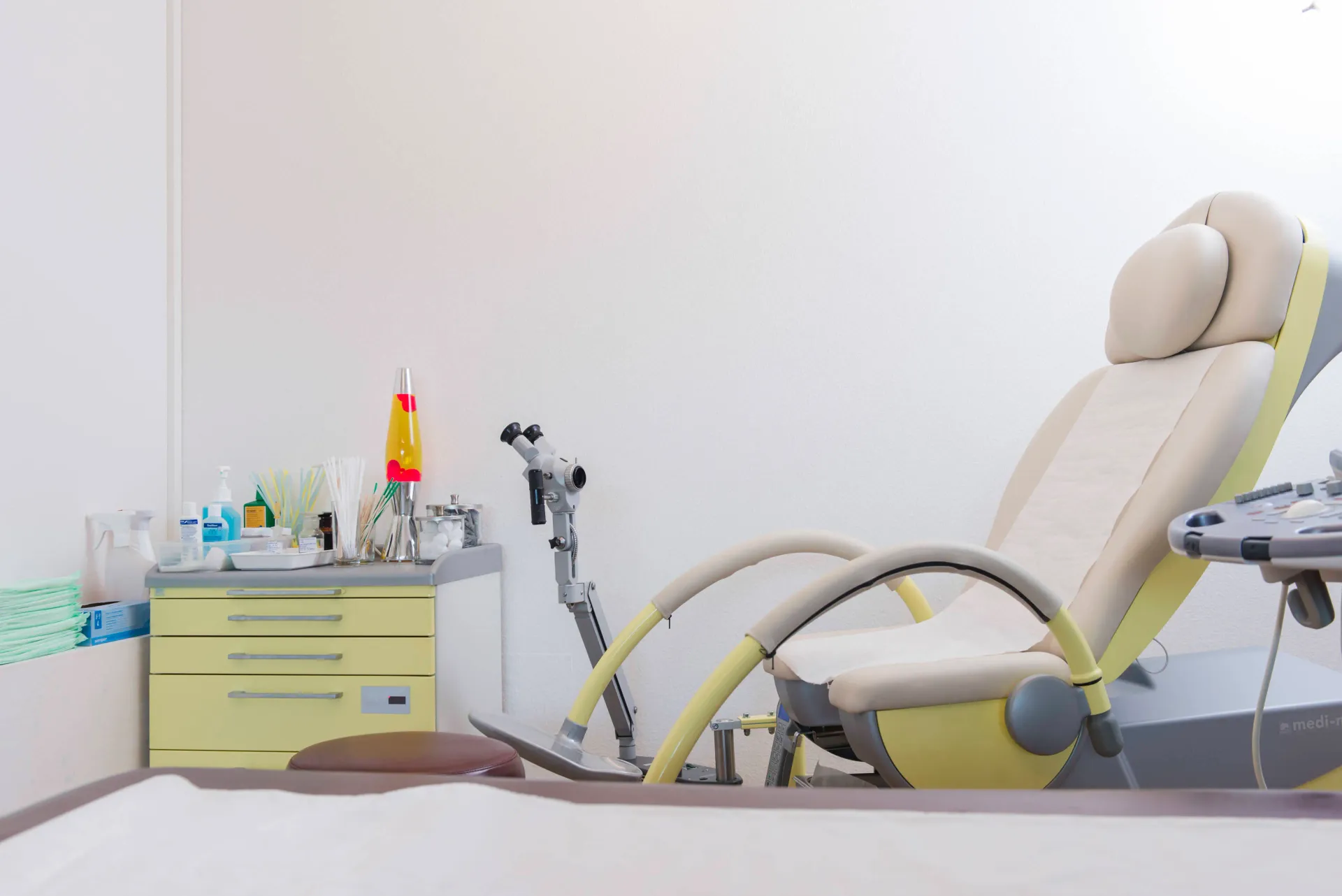 Examination room with GE Voluson ultrasound machine and antique wooden desk, reflecting the blend of advanced diagnostics and personal warmth.