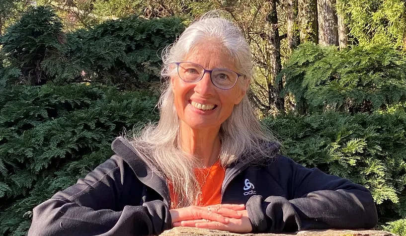 Silvia Pauli demonstriert ganzheitliches Körpertraining in ruhiger, heilsamer Atmosphäre für Wohlbefinden von Körper und Geist.