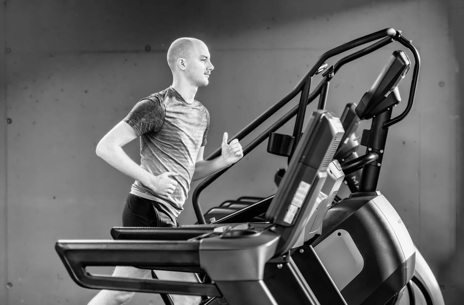 Person trainiert nachts in modernem 24/7 Fitnessstudio mit professioneller Ausrüstung und flexibler Trainingszeit